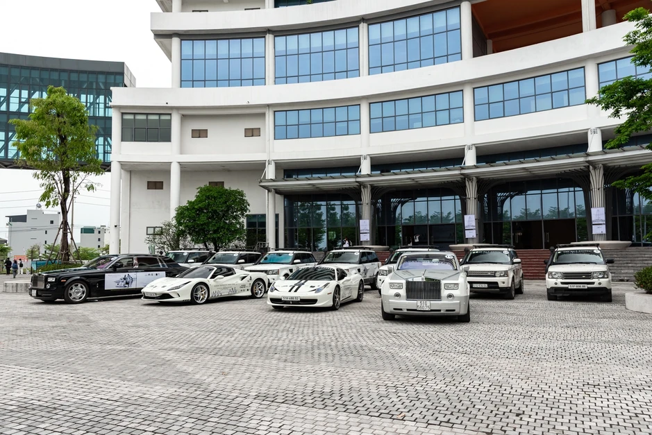 Đây là lý do ông Đặng Lê Nguyên Vũ chọn Rolls-Royce, Ferrari và Land Rover xuyên Việt lần này dù sở hữu rất nhiều xe từ thương hiệu đẳng cấp khác Đây là lý do ông Đặng Lê Nguyên Vũ chọn Rolls-Royce, Ferrari và Land Rover xuyên Việt lần này dù sở hữu rất nhiều xe từ thương hiệu đẳng cấp khác