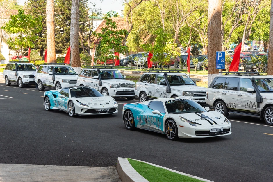 Đây là lý do ông Đặng Lê Nguyên Vũ chọn Rolls-Royce, Ferrari và Land Rover xuyên Việt lần này dù sở hữu rất nhiều xe từ thương hiệu đẳng cấp khác Đây là lý do ông Đặng Lê Nguyên Vũ chọn Rolls-Royce, Ferrari và Land Rover xuyên Việt lần này dù sở hữu rất nhiều xe từ thương hiệu đẳng cấp khác