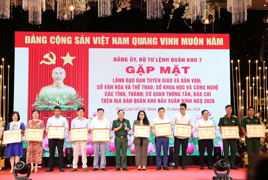 Đẩy mạnh tuyên truyền về sự gắn kết giữa lực lượng vũ trang và đồng bào dân tộc Đẩy mạnh tuyên truyền về sự gắn kết giữa lực lượng vũ trang và đồng bào dân tộc