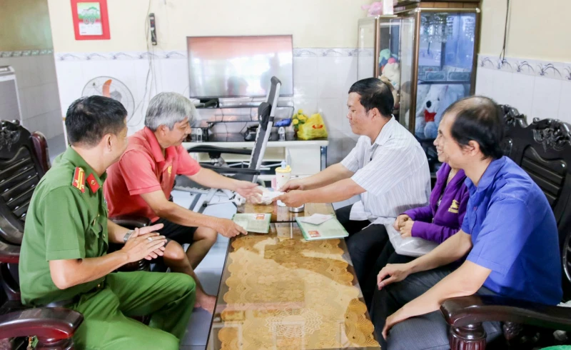 Đẩy mạnh ứng dụng VNeID hỗ trợ cử tri tra cứu thông tin bầu cử Đẩy mạnh ứng dụng VNeID hỗ trợ cử tri tra cứu thông tin bầu cử