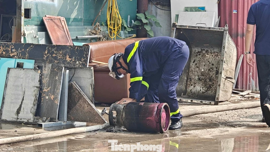 Dãy nhà trọ ở Phùng Khoang bốc cháy dữ dội Dãy nhà trọ ở Phùng Khoang bốc cháy dữ dội