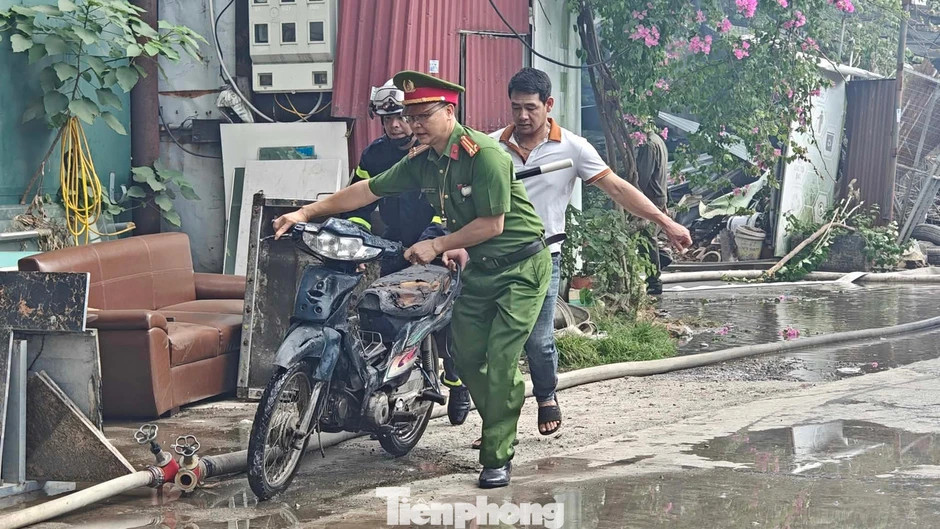 Dãy nhà trọ ở Phùng Khoang bốc cháy dữ dội Dãy nhà trọ ở Phùng Khoang bốc cháy dữ dội