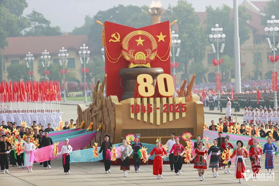 Để lịch sử soi đường cho một thế kỷ phát triển mới Để lịch sử soi đường cho một thế kỷ phát triển mới