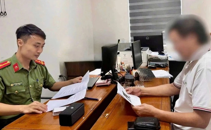 Đề xuất cấm Công an mặc quân phục ăn uống vỉa hè và đính đá móng tay Đề xuất cấm Công an mặc quân phục ăn uống vỉa hè và đính đá móng tay