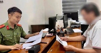 Đề xuất cấm Công an mặc quân phục ăn uống vỉa hè và đính đá móng tay