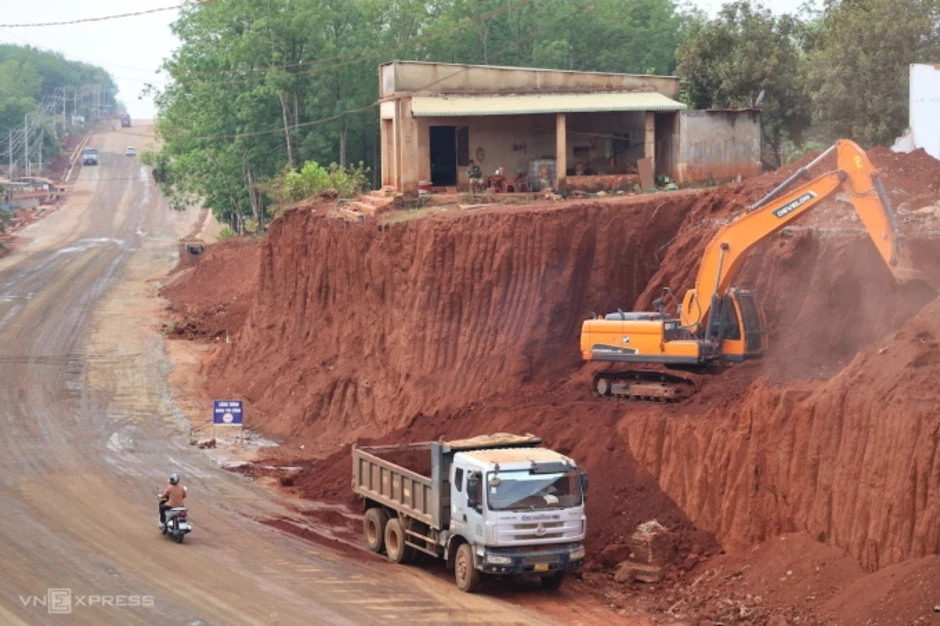 Đề xuất dừng thi công đoạn đường khiến 8 nhà dân chênh vênh Đề xuất dừng thi công đoạn đường khiến 8 nhà dân chênh vênh