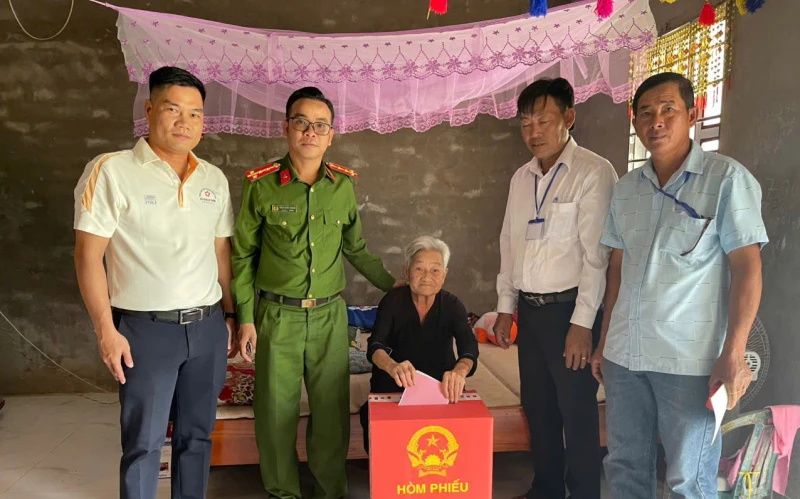 Đến 17h30, tỷ lệ cử tri cả nước tham gia bầu cử đã đạt 94,53% Đến 17h30, tỷ lệ cử tri cả nước tham gia bầu cử đã đạt 94,53%