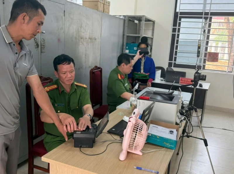 Đến từng bản cấp căn cước, tạo thuận lợi tối đa cho người dân Đến từng bản cấp căn cước, tạo thuận lợi tối đa cho người dân