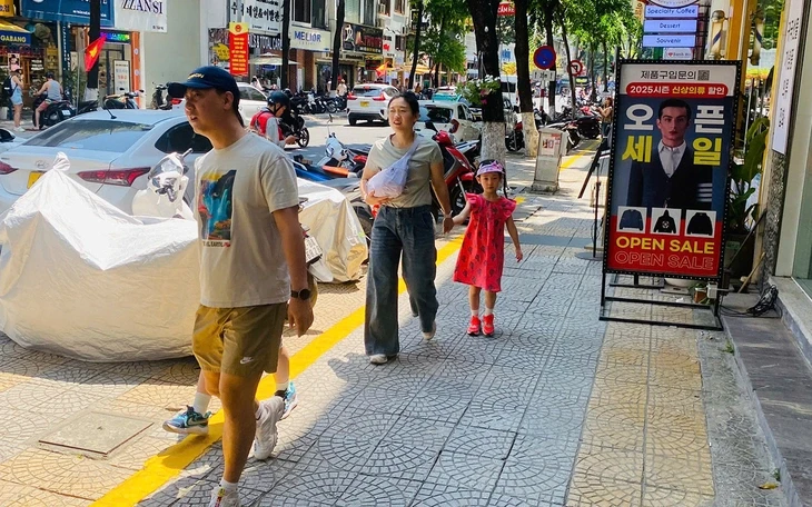 Dẹp lấn chiếm vỉa hè: Trung tâm Đà Nẵng chuyển động, vùng ven còn 'đứng bánh' Dẹp lấn chiếm vỉa hè: Trung tâm Đà Nẵng chuyển động, vùng ven còn 'đứng bánh'