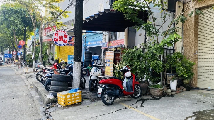Dẹp lấn chiếm vỉa hè: Trung tâm Đà Nẵng chuyển động, vùng ven còn 'đứng bánh' Dẹp lấn chiếm vỉa hè: Trung tâm Đà Nẵng chuyển động, vùng ven còn 'đứng bánh'