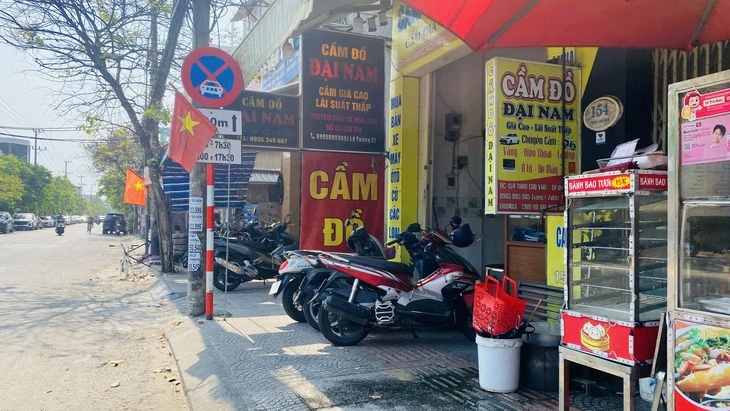 Dẹp lấn chiếm vỉa hè: Trung tâm Đà Nẵng chuyển động, vùng ven còn 'đứng bánh' Dẹp lấn chiếm vỉa hè: Trung tâm Đà Nẵng chuyển động, vùng ven còn 'đứng bánh'