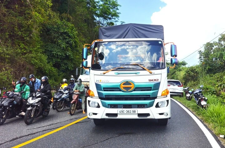 Di chuyển khối đá 16 tấn chênh vênh trên đèo Bảo Lộc , đảm bảo an toàn giao thông Di chuyển khối đá 16 tấn chênh vênh trên đèo Bảo Lộc , đảm bảo an toàn giao thông