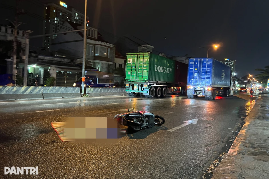 Đi đám tang về, 2 vợ chồng gặp nạn giữa đường ở TPHCM Đi đám tang về, 2 vợ chồng gặp nạn giữa đường ở TPHCM