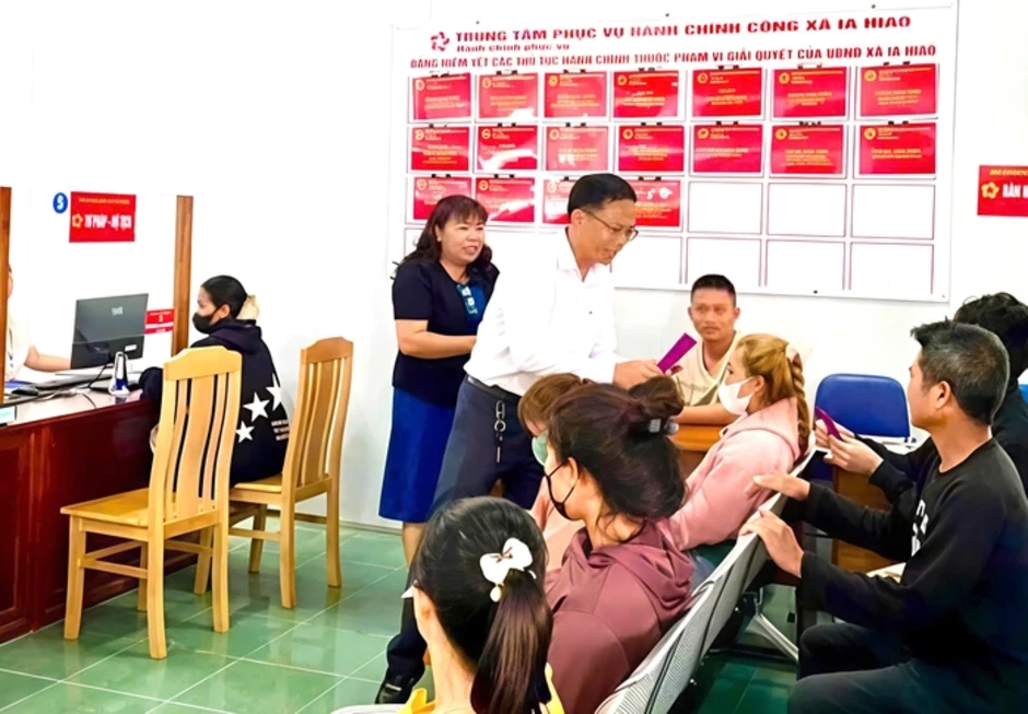Đi làm giấy tờ nhà đất, người dân bất ngờ được lì xì năm mới Đi làm giấy tờ nhà đất, người dân bất ngờ được lì xì năm mới