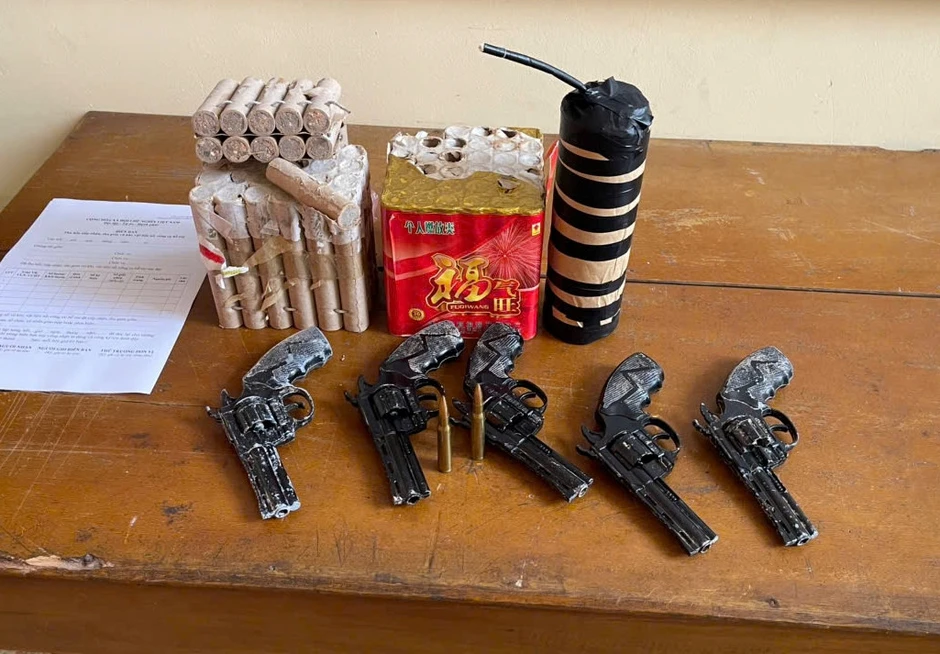 Đi làm về, người đàn ông nhặt được 5 khẩu súng bên đường Đi làm về, người đàn ông nhặt được 5 khẩu súng bên đường