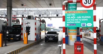Đi lùi xe tại trạm thu phí trên cao tốc để xử lý sự cố có bị phạt nguội không?