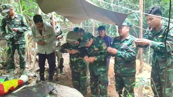 Đi tìm mật ong trong rừng sâu Đắk Lắk, người dân phát hiện dấu tích mộ liệt sĩ