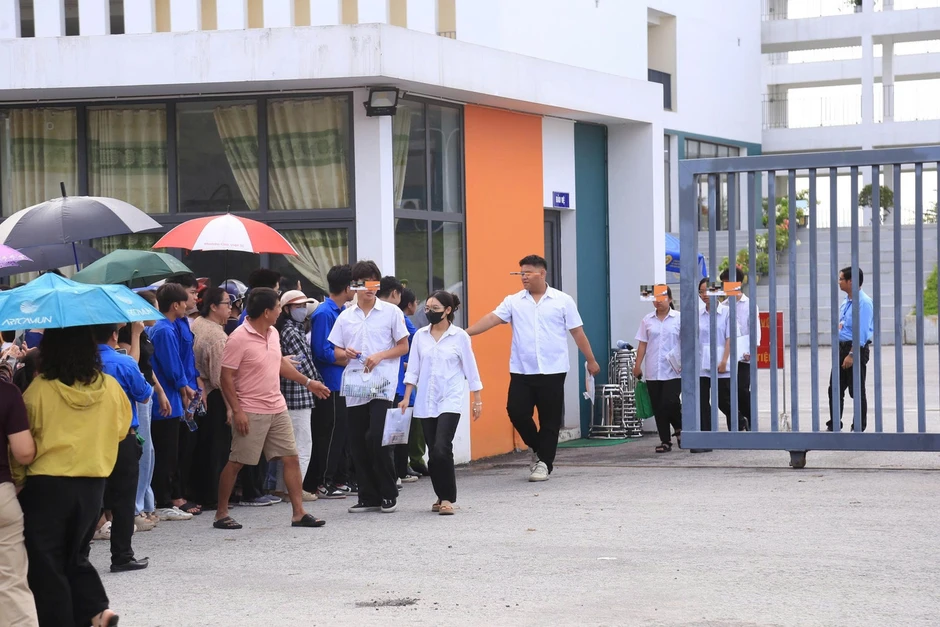 Điểm thi Toán của học sinh chuyên Tuyên Quang 'tụt dốc', chuyên gia nói gì? Điểm thi Toán của học sinh chuyên Tuyên Quang 'tụt dốc', chuyên gia nói gì?