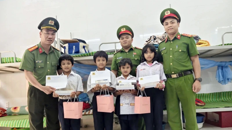 Điểm tựa bình yên từ sự xung kích của tuổi trẻ Công an cơ sở Điểm tựa bình yên từ sự xung kích của tuổi trẻ Công an cơ sở