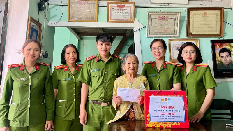 Điểm tựa bình yên từ sự xung kích của tuổi trẻ Công an cơ sở Điểm tựa bình yên từ sự xung kích của tuổi trẻ Công an cơ sở