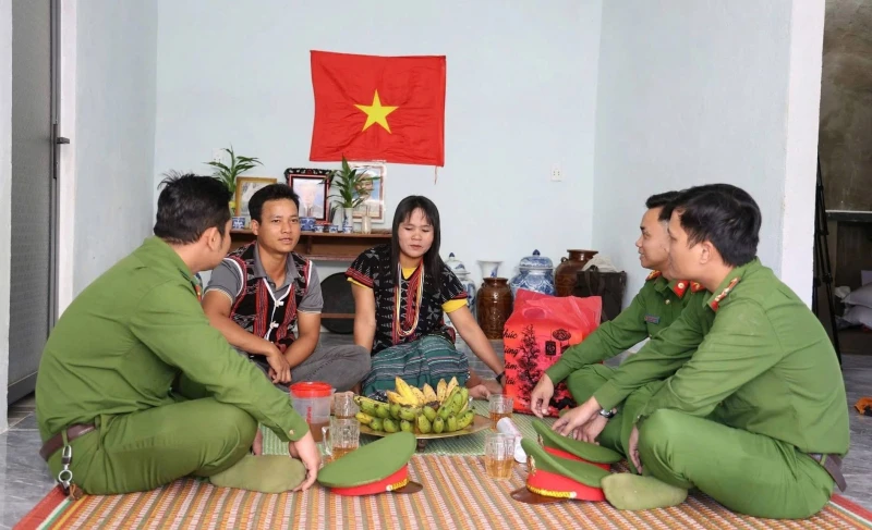 Điểm tựa bình yên từ sự xung kích của tuổi trẻ Công an cơ sở Điểm tựa bình yên từ sự xung kích của tuổi trẻ Công an cơ sở