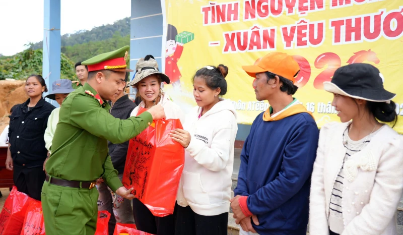 Điểm tựa bình yên từ sự xung kích của tuổi trẻ Công an cơ sở Điểm tựa bình yên từ sự xung kích của tuổi trẻ Công an cơ sở