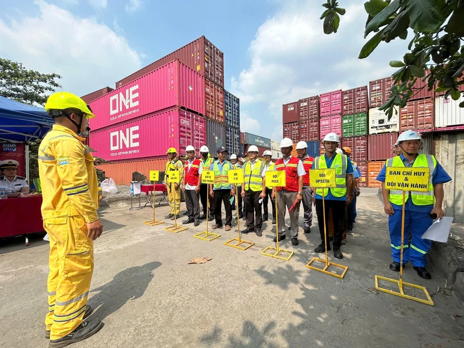 Diễn tập ứng phó sự cố tràn dầu trên sông Sài Gòn Diễn tập ứng phó sự cố tràn dầu trên sông Sài Gòn