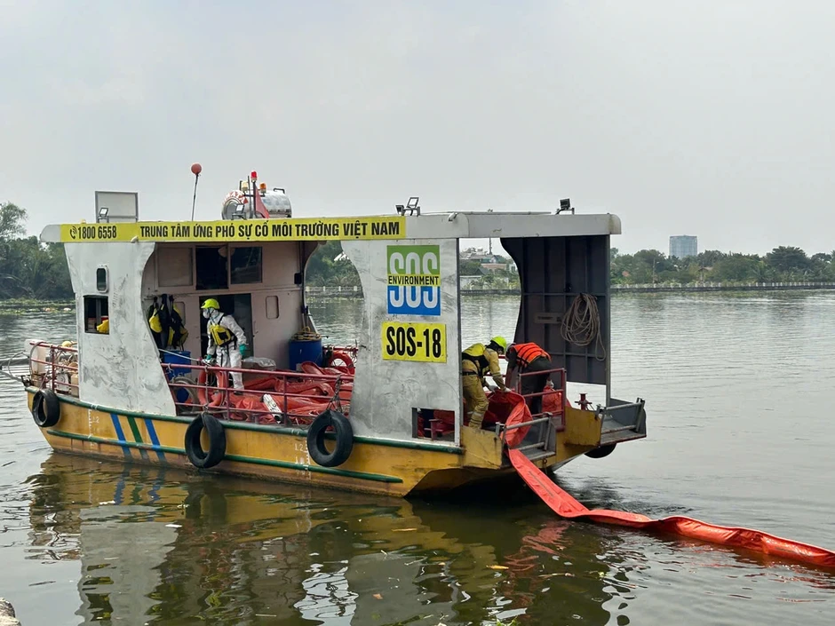 Diễn tập ứng phó sự cố tràn dầu trên sông Sài Gòn Diễn tập ứng phó sự cố tràn dầu trên sông Sài Gòn