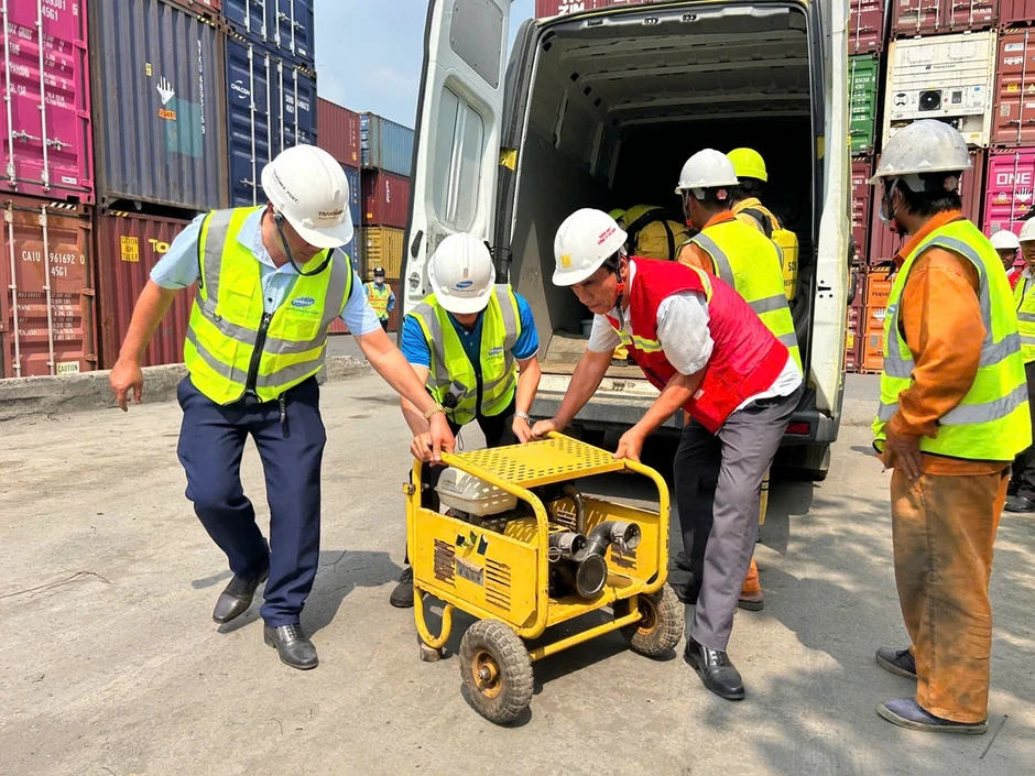 Diễn tập ứng phó sự cố tràn dầu trên sông Sài Gòn Diễn tập ứng phó sự cố tràn dầu trên sông Sài Gòn