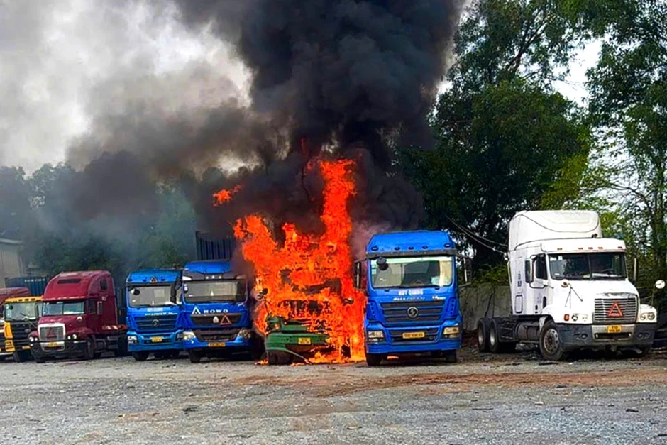 Điều tra nguyên nhân vụ cháy 3 xe đầu kéo tại TPHCM sáng 17 - 5 Điều tra nguyên nhân vụ cháy 3 xe đầu kéo tại TPHCM sáng 17 - 5