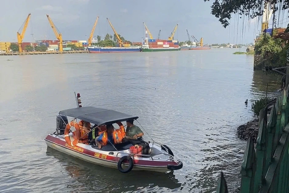 Điều tra vụ nam thanh niên tử vong dưới sông Đồng Nai , tìm kiếm nạn nhân mất tích Điều tra vụ nam thanh niên tử vong dưới sông Đồng Nai , tìm kiếm nạn nhân mất tích