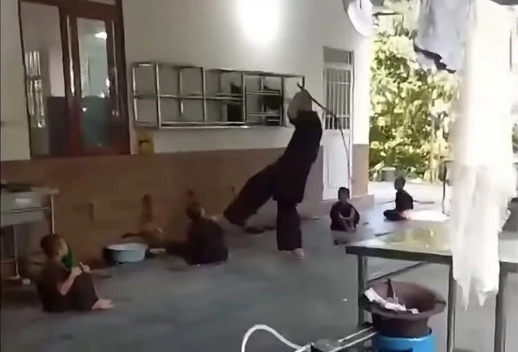 Điều tra vụ người đàn ông mặc áo nâu cầm roi đánh trẻ tại chùa Bầu Điều tra vụ người đàn ông mặc áo nâu cầm roi đánh trẻ tại chùa Bầu