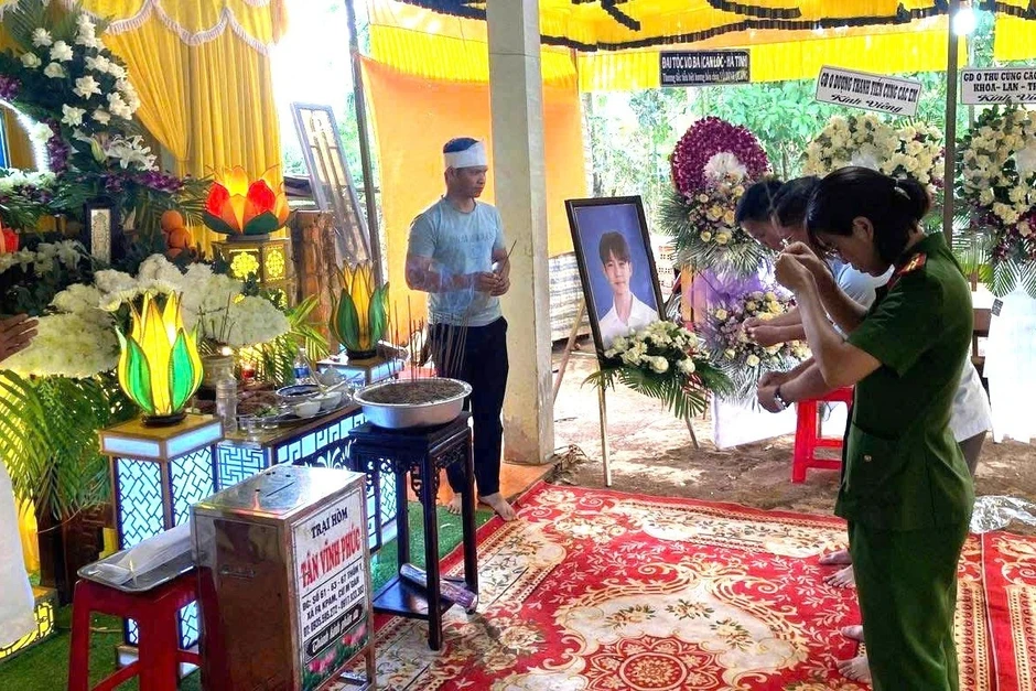 Đình chỉ thiếu tá CSGT để điều tra vụ tai nạn khiến nam sinh lớp 12 tử vong Đình chỉ thiếu tá CSGT để điều tra vụ tai nạn khiến nam sinh lớp 12 tử vong