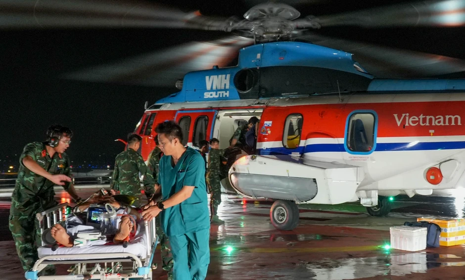 Dịp lễ, trực thăng bay xuyên đêm ra Trường Sa cấp cứu 2 bệnh nhân nặng