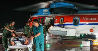 Dịp lễ, trực thăng bay xuyên đêm ra Trường Sa cấp cứu 2 bệnh nhân nặng