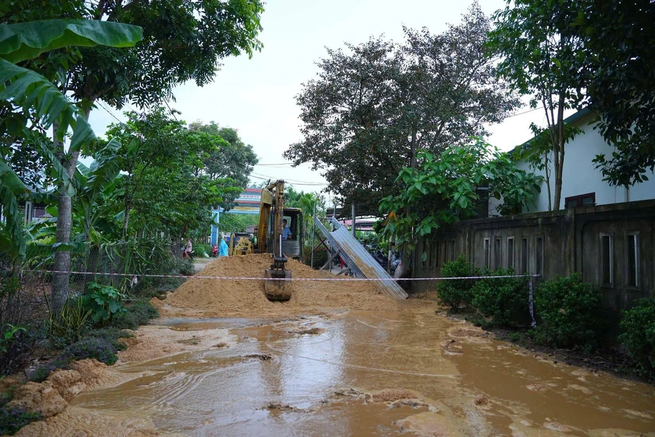 Đổ 100m3 cát để lấp hố sụt sâu gần 18m cạnh nhà dân Đổ 100m3 cát để lấp hố sụt sâu gần 18m cạnh nhà dân