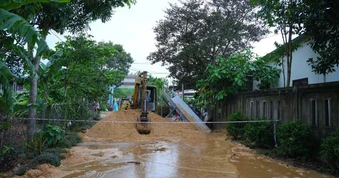 Đổ 100m3 cát để lấp hố sụt sâu gần 18m cạnh nhà dân