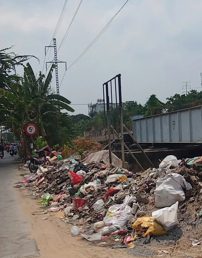 Đổ rác bừa bãi Đổ rác bừa bãi