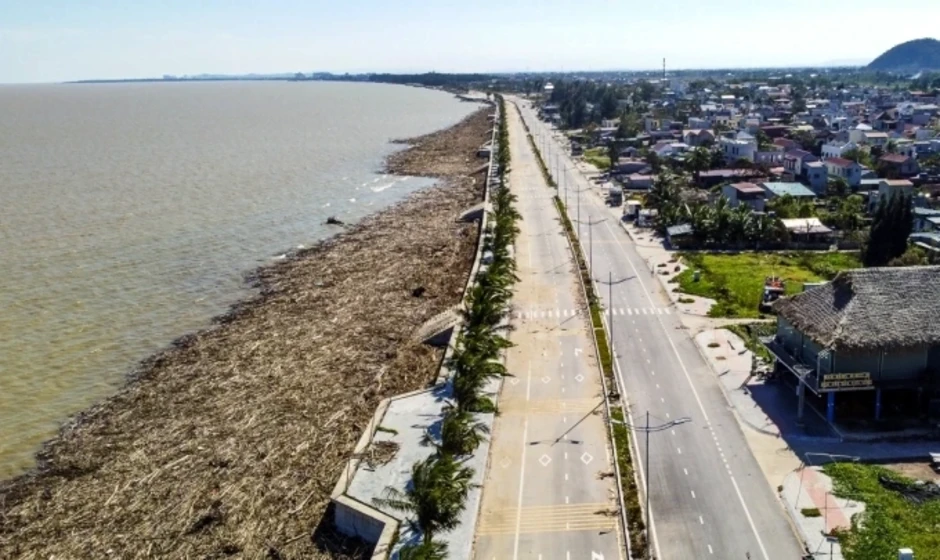 Đổ trộm hàng chục tấn rác xuống biển