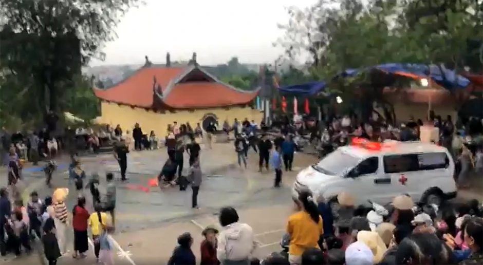 Đô vật chấn thương khi thi đấu tại lễ hội vật ở Hà Nội Đô vật chấn thương khi thi đấu tại lễ hội vật ở Hà Nội