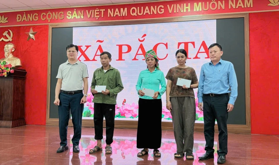 Đoàn công tác Bộ Dân tộc và Tôn giáo thăm hỏi các gia đình gặp nạn tại Lai Châu Đoàn công tác Bộ Dân tộc và Tôn giáo thăm hỏi các gia đình gặp nạn tại Lai Châu