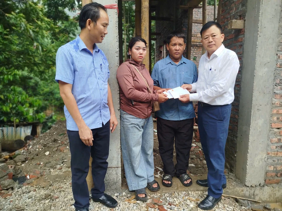 Đoàn công tác Bộ Dân tộc và Tôn giáo thăm hỏi các gia đình gặp nạn tại Lai Châu Đoàn công tác Bộ Dân tộc và Tôn giáo thăm hỏi các gia đình gặp nạn tại Lai Châu