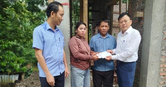 Đoàn công tác Bộ Dân tộc và Tôn giáo thăm hỏi các gia đình gặp nạn tại Lai Châu