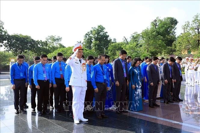 Đoàn đại biểu Công đoàn Việt Nam vào Lăng viếng Chủ tịch Hồ Chí Minh Đoàn đại biểu Công đoàn Việt Nam vào Lăng viếng Chủ tịch Hồ Chí Minh