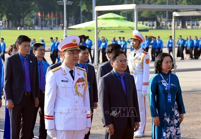 Đoàn đại biểu Công đoàn Việt Nam vào Lăng viếng Chủ tịch Hồ Chí Minh Đoàn đại biểu Công đoàn Việt Nam vào Lăng viếng Chủ tịch Hồ Chí Minh