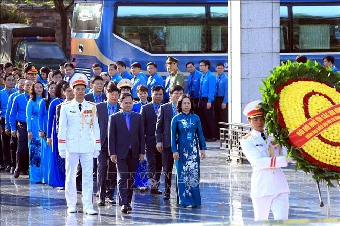 Đoàn đại biểu Công đoàn Việt Nam vào Lăng viếng Chủ tịch Hồ Chí Minh Đoàn đại biểu Công đoàn Việt Nam vào Lăng viếng Chủ tịch Hồ Chí Minh
