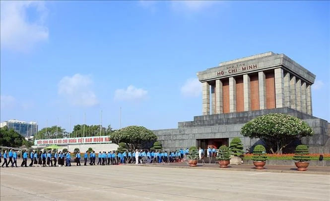 Đoàn đại biểu Công đoàn Việt Nam vào Lăng viếng Chủ tịch Hồ Chí Minh Đoàn đại biểu Công đoàn Việt Nam vào Lăng viếng Chủ tịch Hồ Chí Minh