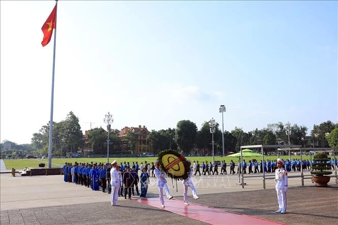 Đoàn đại biểu Công đoàn Việt Nam vào Lăng viếng Chủ tịch Hồ Chí Minh Đoàn đại biểu Công đoàn Việt Nam vào Lăng viếng Chủ tịch Hồ Chí Minh
