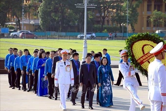 Đoàn đại biểu Công đoàn Việt Nam vào Lăng viếng Chủ tịch Hồ Chí Minh