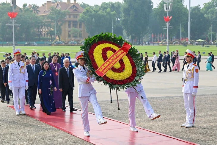 Đoàn đại biểu dự Đại hội MTTQ lần thứ XI vào lăng viếng Chủ tịch Hồ Chí Minh Đoàn đại biểu dự Đại hội MTTQ lần thứ XI vào lăng viếng Chủ tịch Hồ Chí Minh